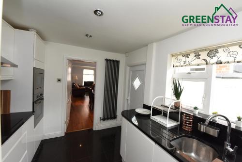 Honeysuckle House Chester by Greenstay Serviced Accommodation - Stunning 3 Bedroom House which sleeps 6 City Centre Location with Netflix & Wi-Fi - image 11