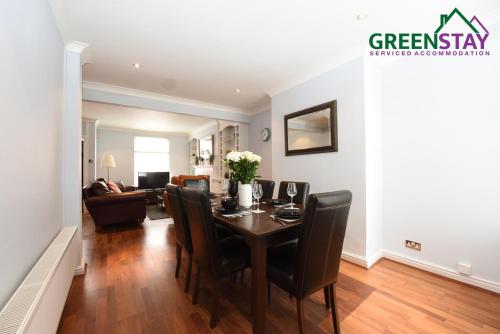 Honeysuckle House Chester by Greenstay Serviced Accommodation - Stunning 3 Bedroom House which sleeps 6 City Centre Location with Netflix & Wi-Fi - image 7