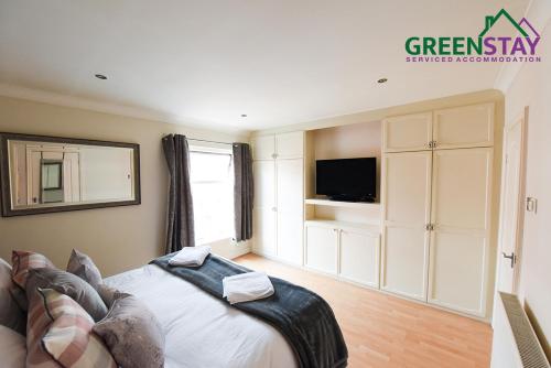 Honeysuckle House Chester by Greenstay Serviced Accommodation - Stunning 3 Bedroom House which sleeps 6 City Centre Location with Netflix & Wi-Fi - image 10