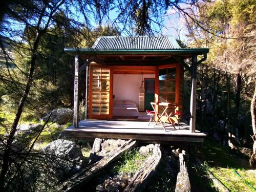 B&B Christchurch - Manaaki Mai, Rustic Retreat Bush Cabin - Bed and Breakfast Christchurch