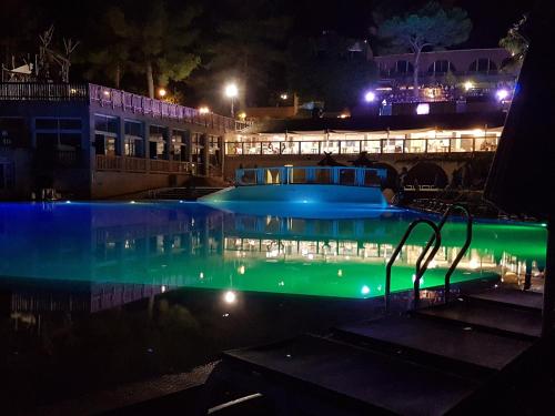Swimming pool, REGENCY HOLIDAY Tour Operateur dans Camping 5 etoiles Frejus, Cote d'Azur in Le Bonfin