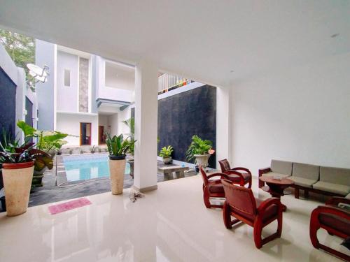 Exterior view, RedDoorz @ Artomoro Guest House near Rsud Sleman