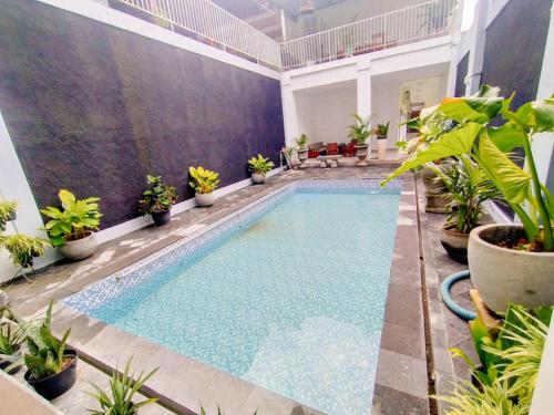 Swimming pool, RedDoorz @ Artomoro Guest House in Sleman