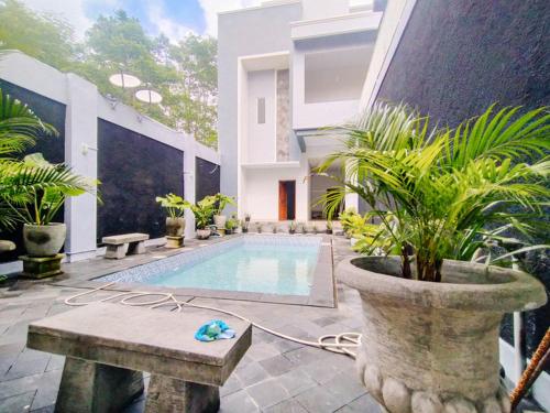 Exterior view, RedDoorz @ Artomoro Guest House near Rsud Sleman