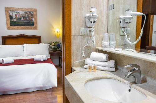 Hotel Reina Cristina - image 7