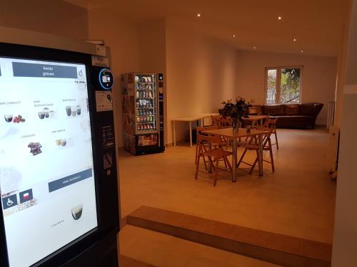 Hotelik Okęcie 39 - Nocleg i Parking Blisko Lotnisko Okęcie – Warsaw, NC