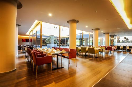 Restaurant, Ramada Plaza by Wyndham Bucharest Convention Center in Bucureşti