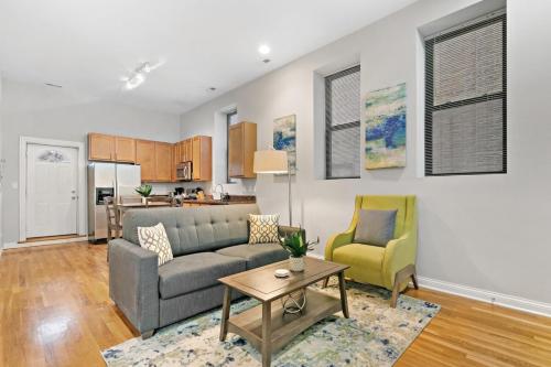 Simple yet Classy 2bedroom in River West Blue Line