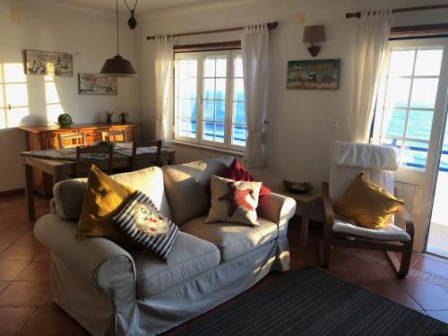 Cliff House next to beach in หาดเซาเซบาสเตียว