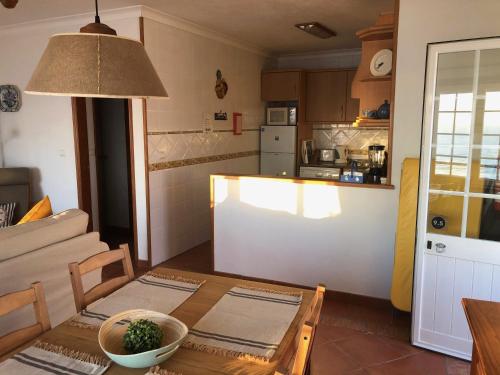 ห้องครัว, Cliff House next to beach in หาดเซาเซบาสเตียว