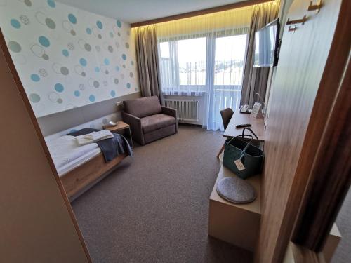 1 twin bed, 1 sofa bed