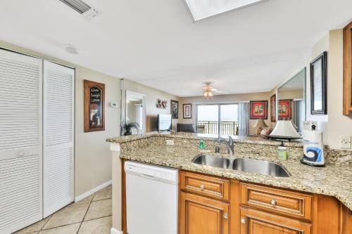Oceanfront Windjammer Getaway - image 5