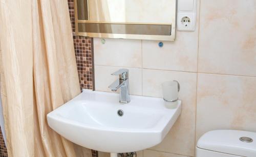 Standard Double Room image 6