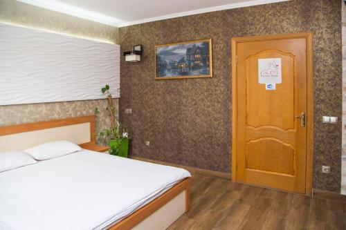 Standard Double Room image 5