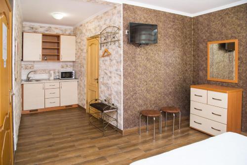 Standard Double Room image 8