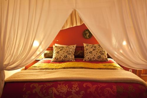 1 double bed, 2 twin beds