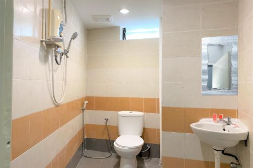 Bathroom, OYO 89540 B Hotel Penang in Gelugor