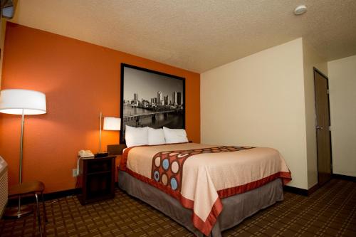 Super 8 by Wyndham Altoona - image 2