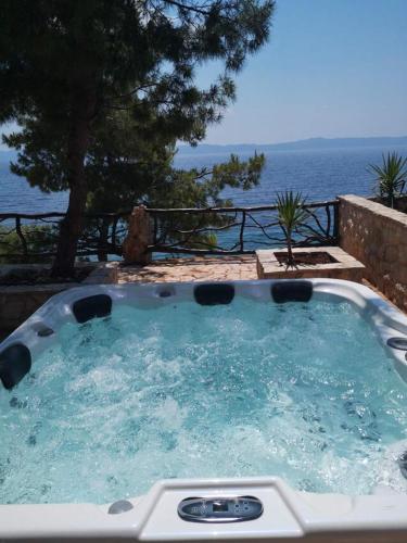 Secluded fisherman's cottage Cove Golubinka Hvar - 14344 - image 4