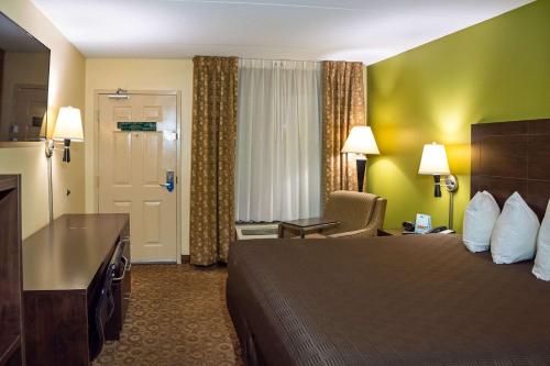 Rodeway Inn & Suites in Clarksville, USA