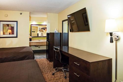 Rodeway Inn & Suites in Clarksville, USA