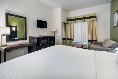 Clarion Inn & Suites Weatherford South in Weatherford, USA