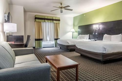 Clarion Inn and Suites Weatherford - image 7
