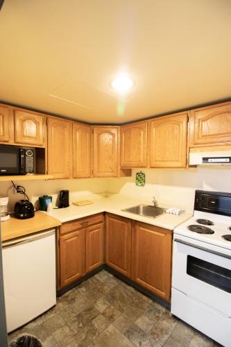 Konyha, Divya Sutra Plaza and Conference Centre Vernon in Vernon