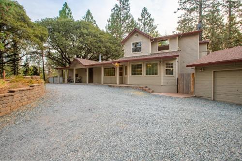 . Mountain Retreat with Hot Tub & Pool Table - 1 hour from Squaw Valley Resort!