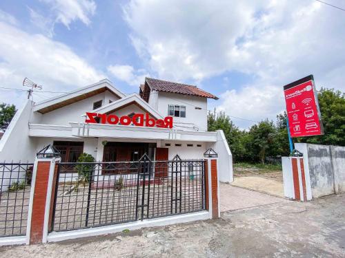 RedDoorz near Eco Green Park Batu