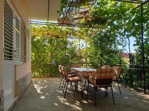 Apartments by the sea Sumpetar Omis - 949 