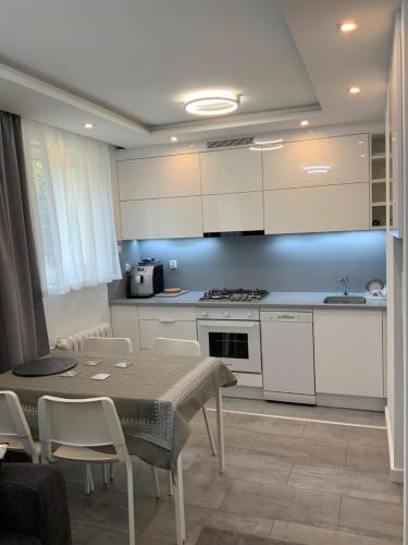 . White Apartment