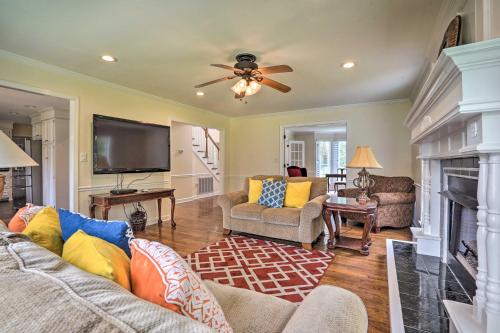 Pet-Friendly Suburban Escape with Deck and Grill! in Wando, USA