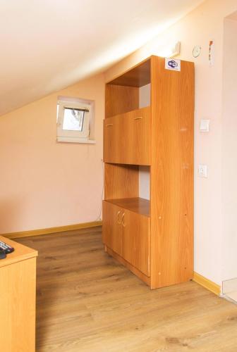 Single Room with Shared Bathroom image 3