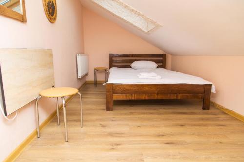 Single Room with Shared Bathroom image 4