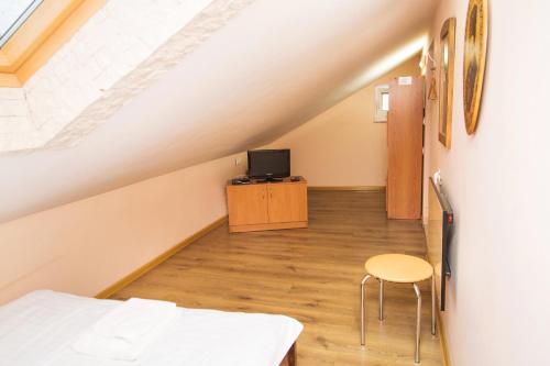 Single Room with Shared Bathroom image 2