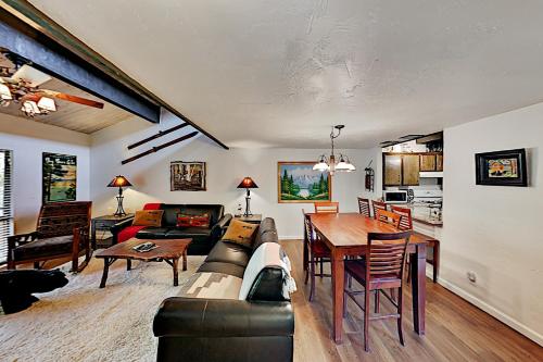 Ski-In Ski-Out - Private Hot Tub - Pool & Saunas townhouse - image 3