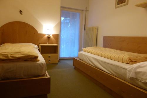 1 queen bed, 2 twin beds