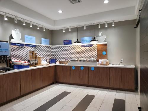 Holiday Inn Express Hotel & Suites Vidor South an IHG Hotel - image 8