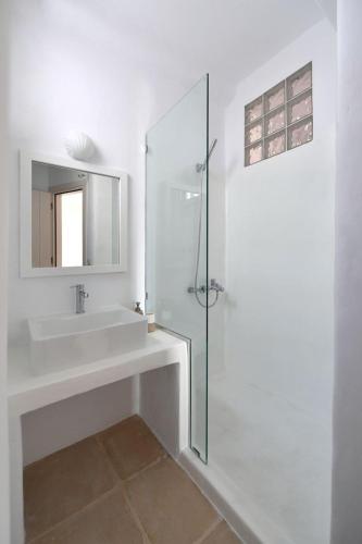 Luxury Paros Villa Villa Thoe Contemporary Luxury 3 Bedrooms Glisidia - image 5