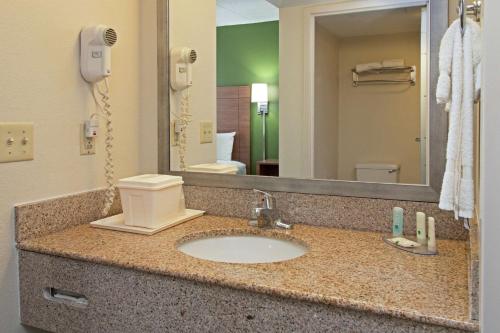 Quality Suites Lake Wright Norfolk Airport