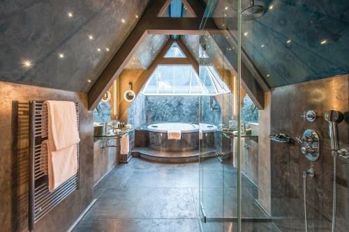 Suite with Jacuzzi and Mountain View