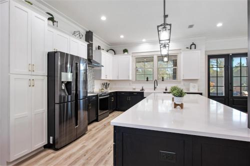 High End Luxury Brand New Home- Private Pool and Hot Tub! Free 6 Seat Golf Cart! - image 8
