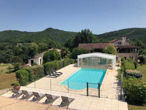 . Rez de Piscine, 10 Personnes - RÊVE DE PAPILLON et À L'étage, 5 Personnes - NID D'ÉTOILES, Il s'agit bien de deux gîtes individuels qui sont reliés par un escalier interne, cela permet a une grande famille de louer les deux gîtes