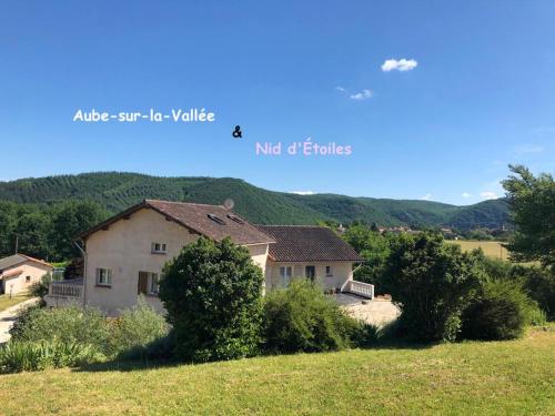 Rez de Piscine 10 Personnes - RÊVE DE PAPILLON et À L'étage 5 Personnes - NID D'ÉTOILES Il s'agit bien de deux gîtes individuels qui sont reliés par un escalier interne cela permet a une grande famille de louer les deux gîtes - image 9