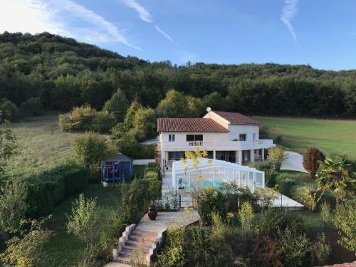 Rez de Piscine, 10 Personnes - RÊVE DE PAPILLON et À L'étage, 5 Personnes - NID D'ÉTOILES, Il s'agit bien de deux gîtes individuels qui sont reliés par un escalier interne, cela permet a une grande famille de louer les deux gîtes