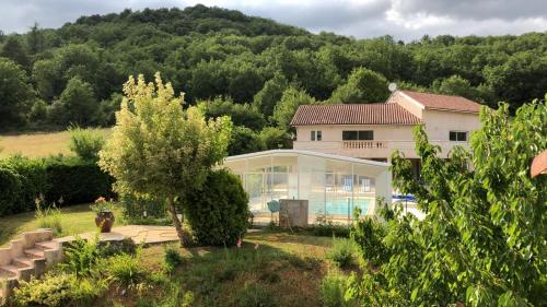 Rez de Piscine, 10 Personnes - RÊVE DE PAPILLON et À L'étage, 5 Personnes - NID D'ÉTOILES, Il s'agit bien de deux gîtes individuels qui sont reliés par un escalier interne, cela permet a une grande famille de louer les deux gîtes