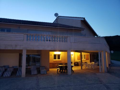 Rez de Piscine 10 Personnes - RÊVE DE PAPILLON et À L'étage 5 Personnes - NID D'ÉTOILES Il s'agit bien de deux gîtes individuels qui sont reliés par un escalier interne cela permet a une grande famille de louer les deux gîtes - image 10