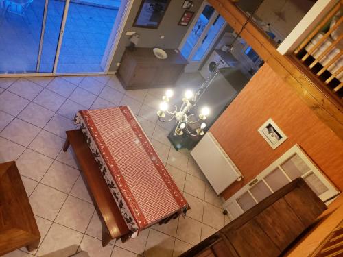 Rez de Piscine 10 Personnes - RÊVE DE PAPILLON et À L'étage 5 Personnes - NID D'ÉTOILES Il s'agit bien de deux gîtes individuels qui sont reliés par un escalier interne cela permet a une grande famille de louer les deux gîtes - image 14