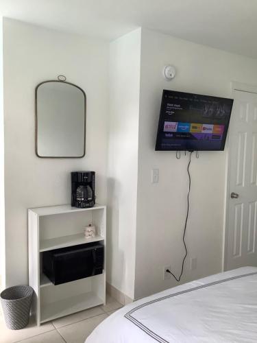 Hotel Motel Lauderdale Inn – Fort Lauderdale, FL